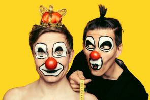 Red Nose Company Keisarin uudet vaatteet