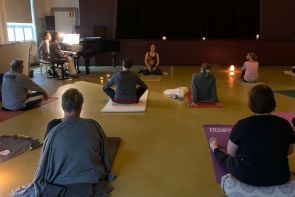 Joogaa elävän musiikin tahtiin - Yoga till levande musik